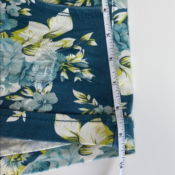 Vanilla Star floral distressed short - Picture 8 of 9